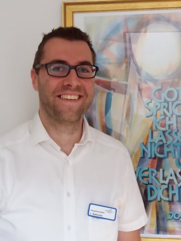 Pflegedienstleiter Immanuel Gatsche berät Sie gerne. 07062 / 97 30-515